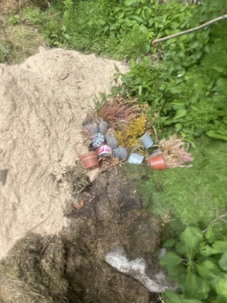 Starosta obce dôrazne žiada občana, ktorý určite "neúmyselne" vyhodil kvetináče na kompostovisko pri tuneli v ulici pod priehradou, aby si ich prišiel v jeho vlastnom záujme vyzdvihnúť a odniesť tam, kam patria. V opačnom prípade bude dotyčná osoba zverejnená na webovej stránke obce a sociálny sieťach obce.