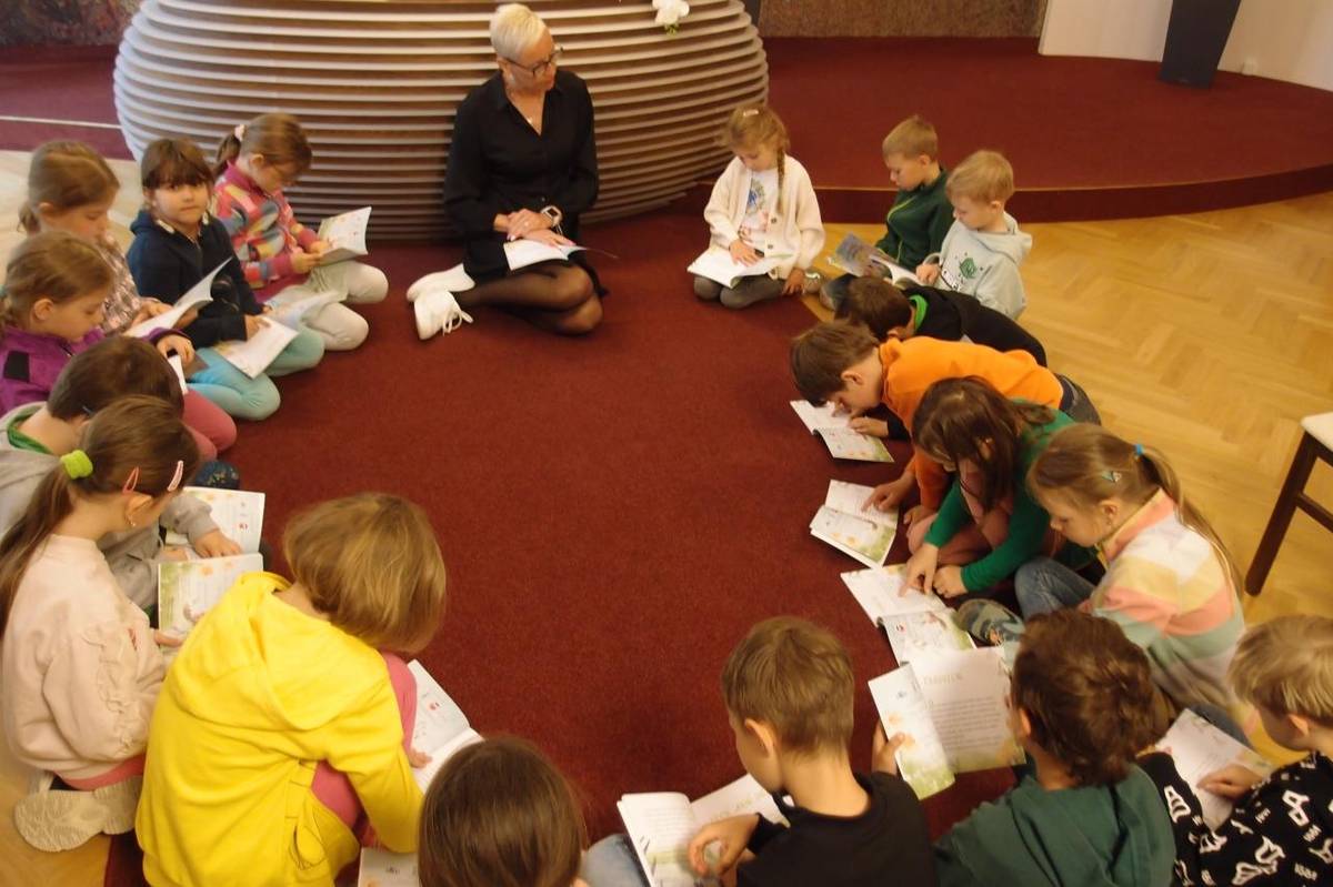 Slavnostní předávání knihy našim prvňáčkům v knihovně.