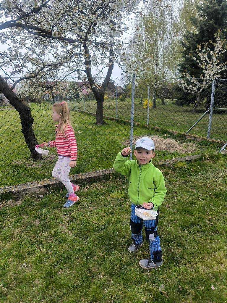 V neděli 13.4. si na hřišti ve Volči děti v doprovodu rodičů užily Vajíčkobraní pod taktovkou místní skupiny Sedmikráska a sešlo se neuvěřitelných 50 dětí.