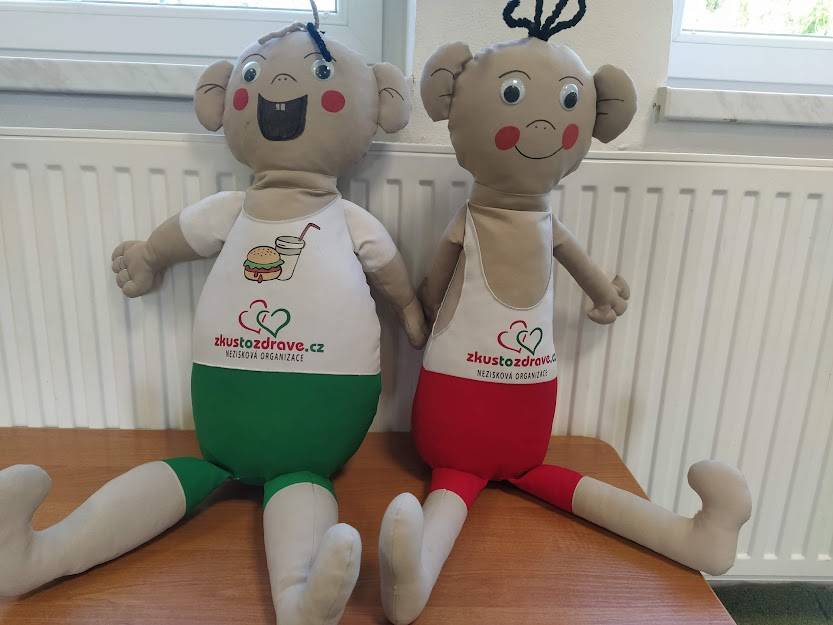 DO MATEŘSKÉ ŠKOLY ZAVÍTALA ODBORNICE Z ORGANIZACE ZKUS TO ZDRAVĚ, KTERÁ POŘÁDÁ AKREDITOVANÉ VZDĚLÁVACÍ A POHYBOVÉ KURZY PRO ŠKOLY. DĚTI SI POMOCÍ ZÁBAVNÝCH POHYBOVÝCH AKTIVIT A ŘÍKANEK OSVOJILY JAKÉ POTRAVINY JSOU ZDRAVÉ. POHÁDKA JAK SE ZDRAVÍK SKAMARÁDIL S JEDLÍKEM UKÁZAL CO JE PROSPĚŠNÉ PRO TĚLO.