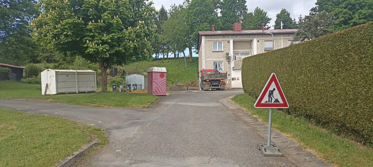 V rámci opravy komunikace u bytovek dojde v pondělí, 26.5. , dopoledne, pravděpodobně opět od 9h, k další odstávce dodávek vody. Doba odstávky po nezbytně nutnou dobu - odhadem do 1h od uzavírky.