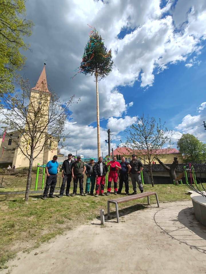 Aj tento rok sme v našej obci postavili májový strom, ktorý podľa našich predkov zaručí ochranu pred zlými silami, chorobami a prinesie dobrú úrodu.