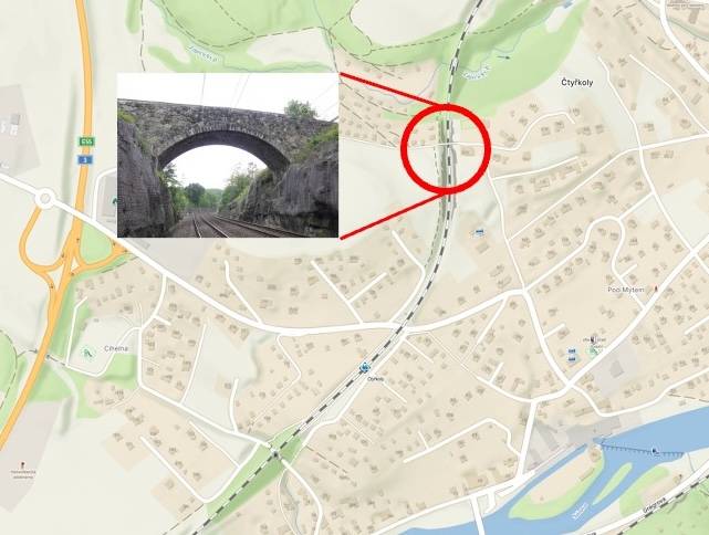 V pátek 23.5. začnou práce na opravě mostovky včetně položení nového povrchu na mostu přes trať ve Čtyřkolech (Černý most). Most bude v průběhu prací uzavřen pro pěší a cyklisty. Děkujeme za pochopení.