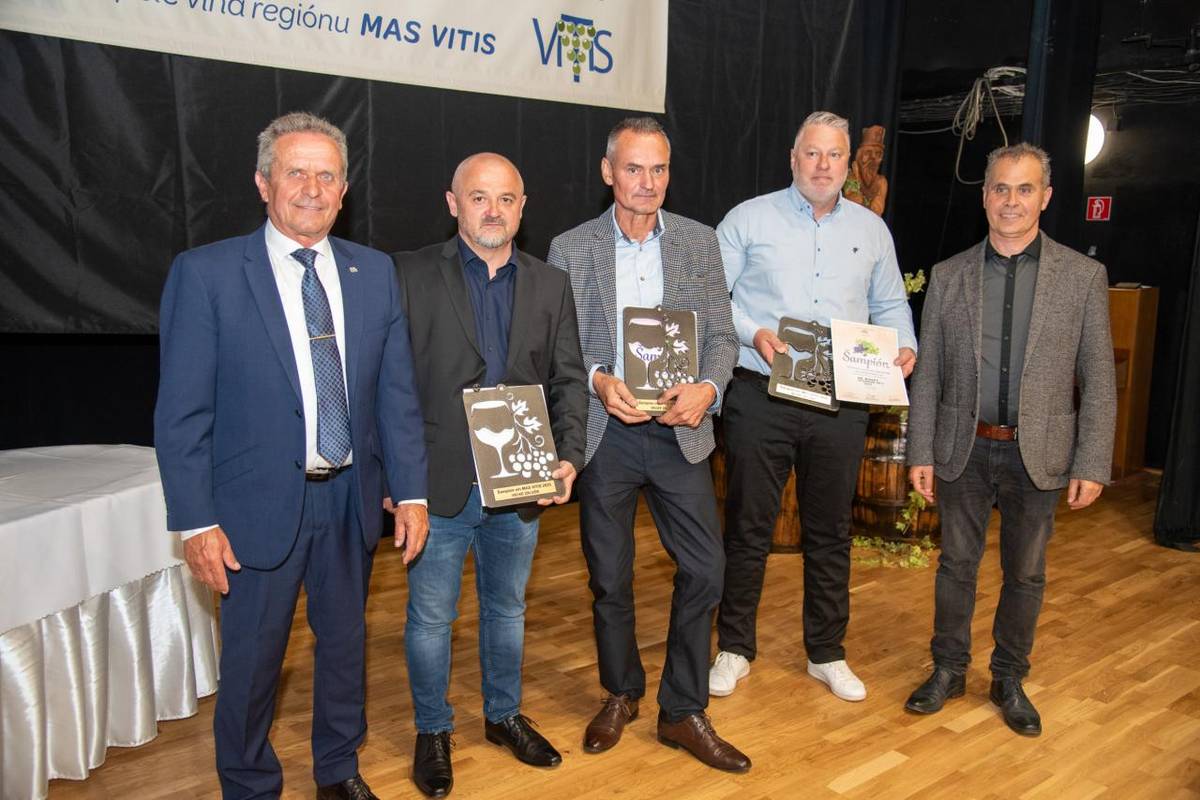 V Spoločenskom dome Veľké Zálužie sa 16. mája 2025 konal už XI. ročník výstavy vín „Šampión vín MAS VITIS“, ktorý opäť priniesol nezabudnuteľnú atmosféru plnú vinárskej vášne, odborných diskusií a oslavy regiónu s hlbokými vinohradníckymi koreňmi.  FOTO: Ivan Bíro