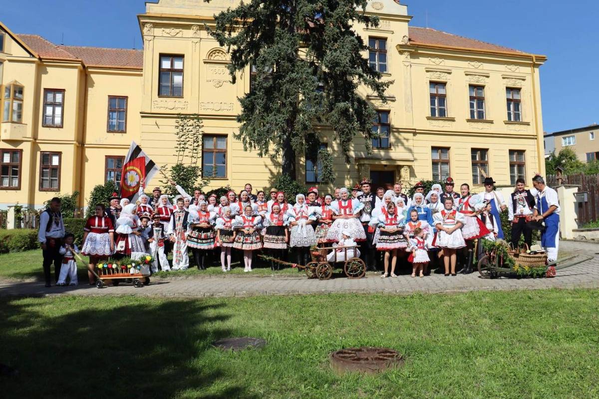 V sobotu 12.8.2023 se uskutečnil krojovaný průvod na Slováckém roku v Kyjově, kterého se účastnili také krojovaní z naší obce.
