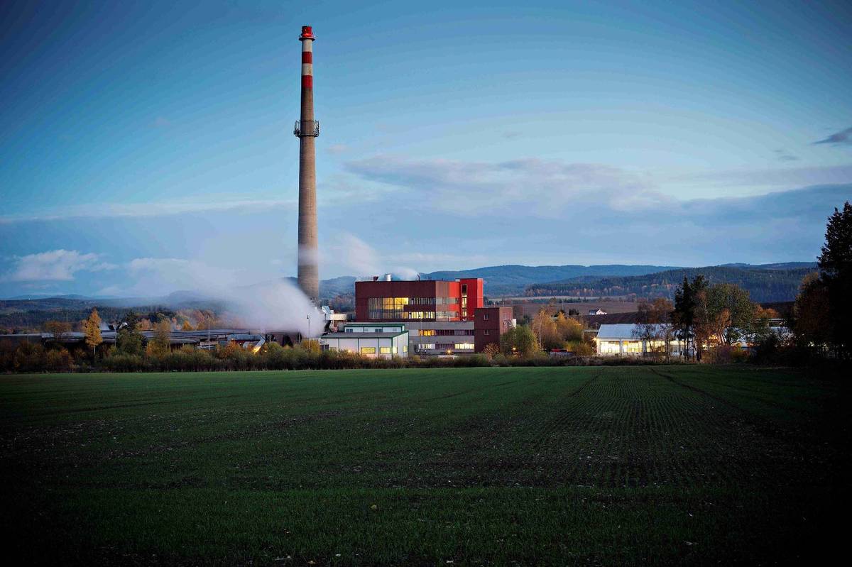 Společnost CARTHAMUS a.s. plánuje výrazně rozšířit provoz v areálu Energobloku Domoradice. Nový kotel by spaloval upravený odpad nebo takzvané alternativní palivo v objemu až 80 tisíc tun ročně. Zároveň by zde vznikl nový turbogenerátor pro výrobu elektřiny a tepla. Po uvedení zařízení do provozu by došlo k úplnému ukončení spalování hnědého uhlí.   Město Český Krumlov se k tomuto záměru oficiálně vyjádřilo a upozornilo na řadu vážných otázek a možných rizik. Stanovisko vychází z posudků odborných pracovníků úřadu, z jednání Komise rady města pro životní prostředí i z konzultací se zástupci veřejnosti.   Co město na projektu nejvíc znepokojuje? Jedním z hlavních problémů je doprava. Podle města není v dokumentaci dostatečně popsáno, kudy a v jakém množství budou nákladní auta odpad vozit. Přitom už dnes je doprava v některých částech města velmi vytížená. „Zvláště upozorňujeme na nutnost aktualizace dat, neboť uváděné intenzity dopravy neodpovídají skutečnému stavu,“ vysvětluje starosta Alexandr Nogrády.   Dalším sporným bodem je původ odpadu. Záměr počítá s tím, že surovina nebude z Českého Krumlova ani z jeho okolí, ale bude dovážena z jiných krajů republiky. To podle města nedává smysl – odpad z Krumlova bude pravděpodobně odvážen jinam, zatímco jiný se sem bude vozit ke spálení. Město zároveň požaduje záruku, že se zde nebude spalovat zahraniční odpad.   Otazníky budí i způsob skladování surovin. Už v minulosti byl v regionu problém se zápachem z podobného provozu. „Požadujeme řešení, které zabrání šíření zápachu do okolí – například formou podzemních boxů s odsáváním, kde by zplodiny byly svedeny přímo do kotle,“ říká starosta.   Město dále žádá, aby odborníci přepočítali dopady znečištění ovzduší, tentokrát s ohledem na všechny zdroje v lokalitě, ne jen na plánovaný provoz. Upozorňuje i na nedořešený problém s hlukem a považuje za nepřijatelné, že by technologie využívala vodu z pitné vodovodní sítě. Doporučuje prověřit možnost využití vody z Vltavy nebo technicky upravené vody.   Důležitou roli podle města hraje také transparentnost. Žádá proto, aby výsledky měření zápachu, prachu, hluku i kvality ovzduší byly přístupné veřejnosti online, ideálně v reálném čase.   „Vnímáme význam odklonu od uhlí, ale vzhledem k rozsahu záměru a jeho blízkosti k obytným zónám i chráněné krajinné oblasti považujeme za naprosto nezbytné, aby byl projekt podroben důslednému odbornému posouzení. Naším cílem je chránit životní prostředí a kvalitu života obyvatel města,“ dodává starosta.   Co může a nemůže ovlivnit Český Krumlov Plánovaná stavba spalovny spadá do katastru obce Přísečná, kde ji územní plán umožňuje. Přestože výnosy z průmyslových areálů na území obce, včetně daně z nemovitosti, plynou právě Přísečné, dopravní zátěž bude dopadat především na Krumlov. Město bude čelit vyššímu hluku, emisím i nákladům na údržbu infrastruktury.   Zároveň je třeba zdůraznit, že žádné místní zastupitelstvo o výstavbě nerozhoduje. Ani obec Přísečná, ani město Český Krumlov nemají pravomoc stavbu schválit nebo zamítnout. O tom, zda bude záměr realizován, rozhodují jiné orgány v přesně stanoveném správním procesu.   V současnosti se projekt nachází ve fázi posuzování vlivů na životní prostředí, tj. v procesu EIA. V této fázi mohou připomínky k dokumentaci podávat obyvatelé, odborné instituce i obce. Všechna vyjádření jsou směřována na Krajský úřad Jihočeského kraje, který celý proces koordinuje.   Pokud krajský úřad obdrží od veřejnosti odůvodněné nesouhlasné vyjádření, svolá veřejné projednání. Právě tam dostanou občané příležitost vyjádřit své obavy přímo. Na základě všech připomínek, veřejného projednán