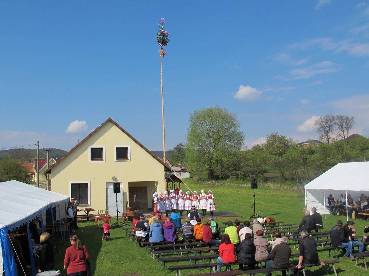 Zpívání pod májů 2017