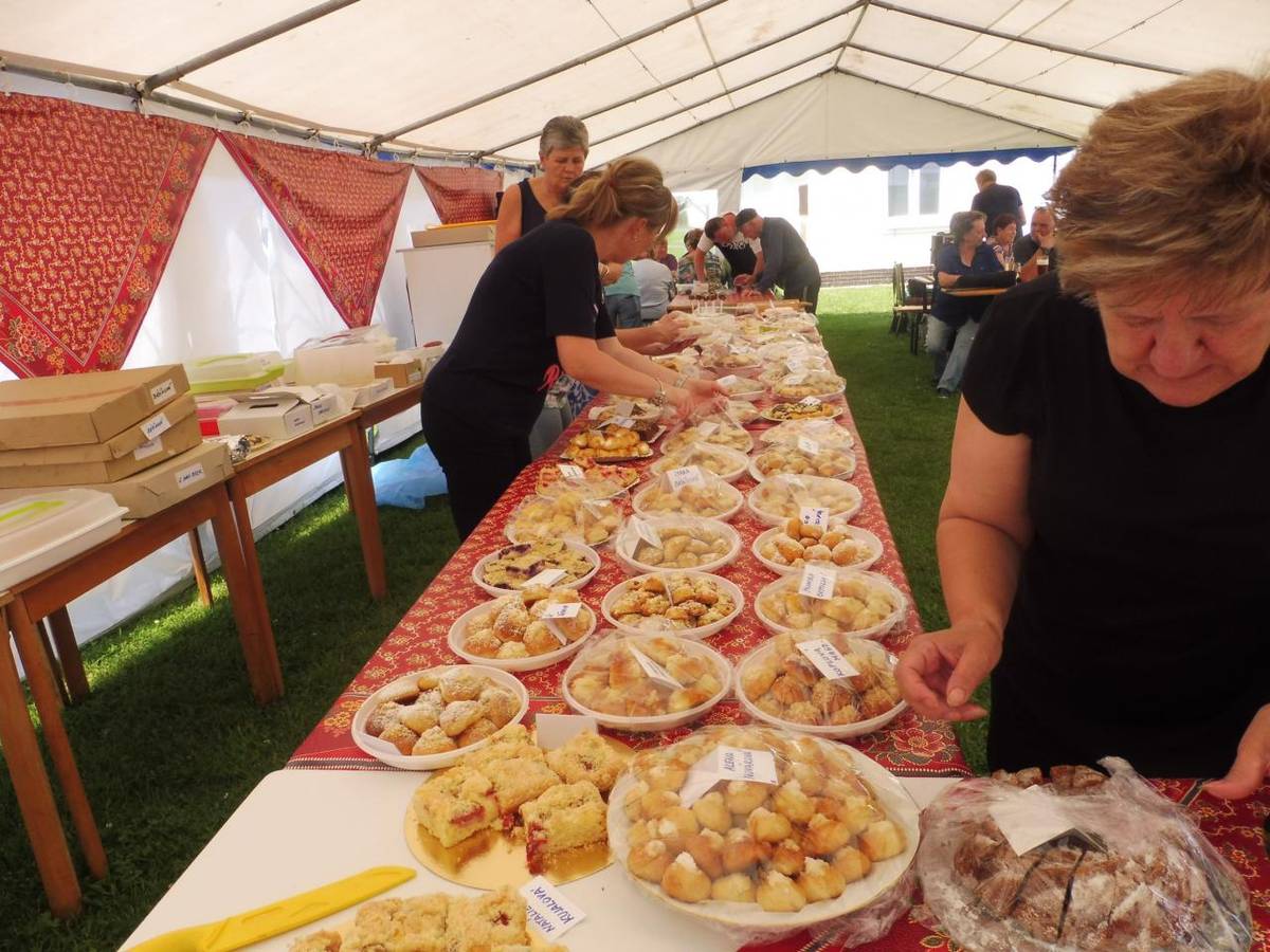 Ženský pěvecký sbor Moravjanky, z.s. uspořádal v sobotu 10.6.2023 za KD v Moravanech Koláčkové zpívání. Programem provázel Jiří Kokmotos, programový vedoucí Českého rozhlasu Brno.