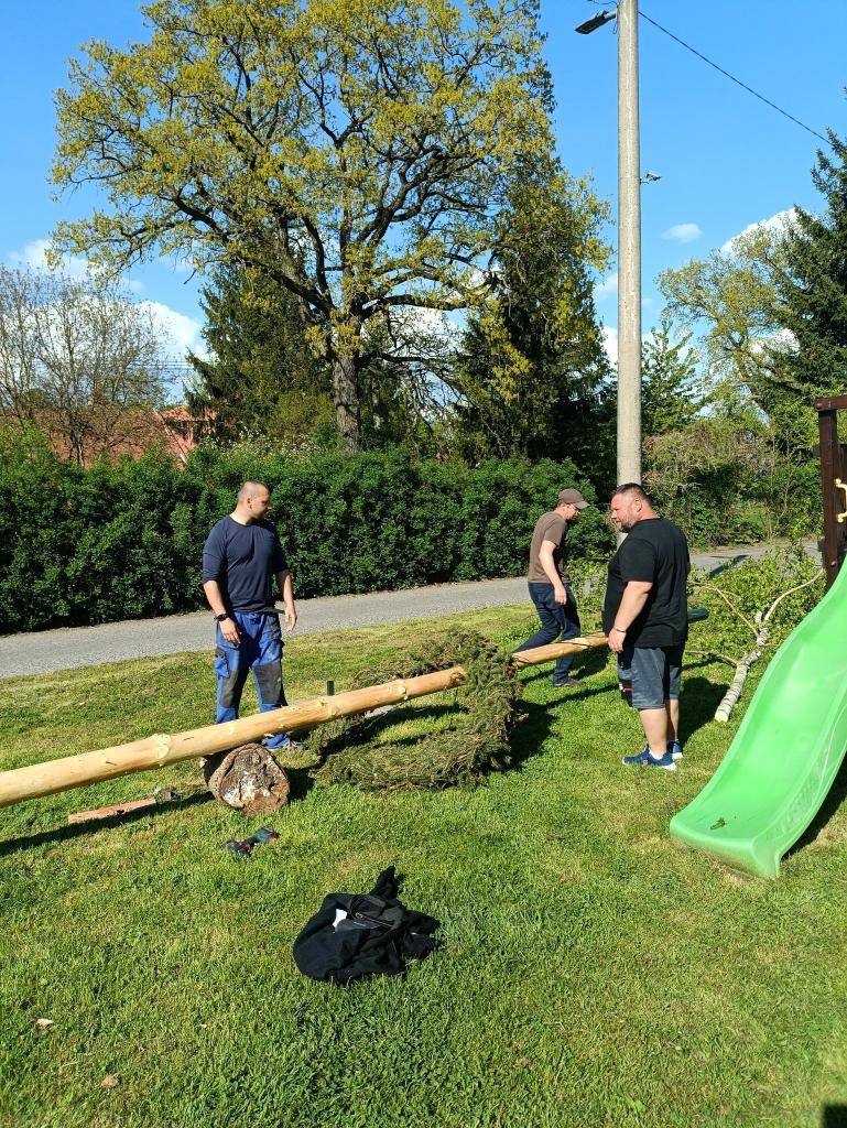 Stavění Máje, lampionový průvod a soutěže pro děti.
