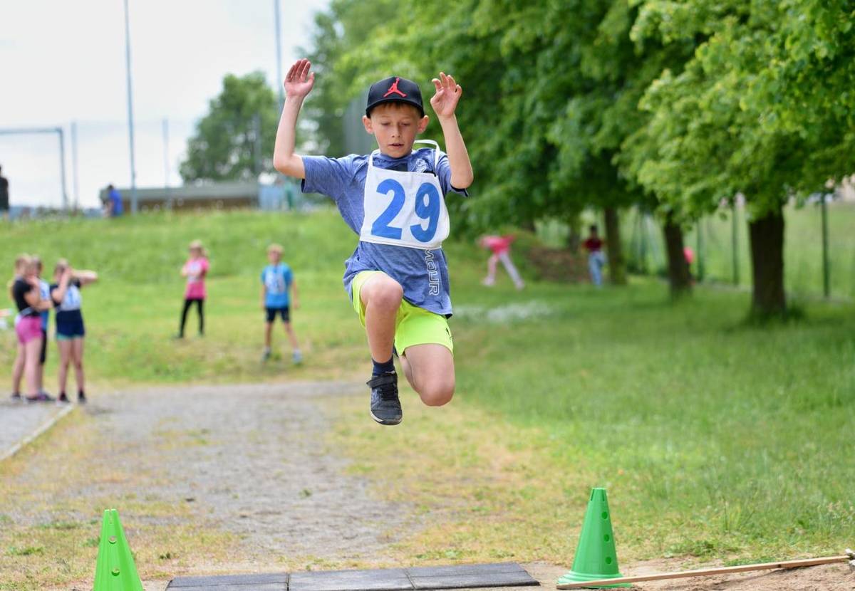 Dne 20. 5. proběhly již tradiční závody 1. stupně v atletickém trojboji. Dívky i chlapci prvního až pátého ročníku soutěžili v běhu na 50 metrů, ve skoku do dálky a v hodu míčkem.