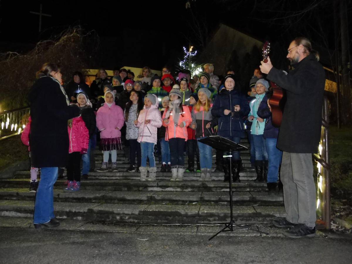 Zpívání u Vánočního stromku