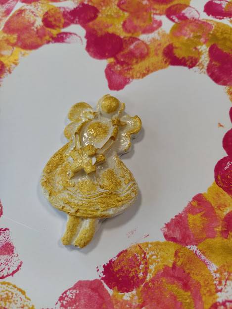 MAMINKA JE MOJE KRÁSKA,  MAMINKA JE KLID A LÁSKA.  KDYŽ SE NA MĚ USMĚJE,  HNED NA SVĚTĚ KRÁSNĚ JE.  JE TO POKLAD, KTERÝ MÁM,  NEJCENNĚJŠÍ, JAKÝ ZNÁM.