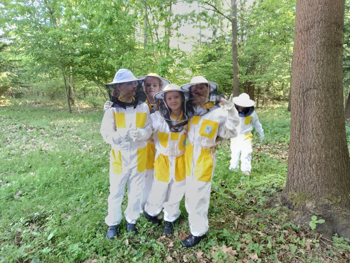 21. května se to u nás ve škole hemžilo nejen dětmi, ale i včelaři z našeho včelařského kroužku. Pod vedením pana ředitele jsme se pustili do vytáčení školního medu – práce bylo jako na kostele, ale náladu jsme měli sladkou už od rána.