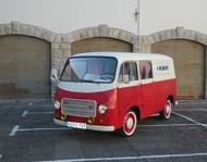 Dodávka byla navržená tak, aby její design rychle nezestárl. Dočkala se řady modifikací, postupně dostala silnější motory nejprve Austin a později Renault, do třínápravových verzí se montovaly i naftové čtyřválce Mercedes-Benz.