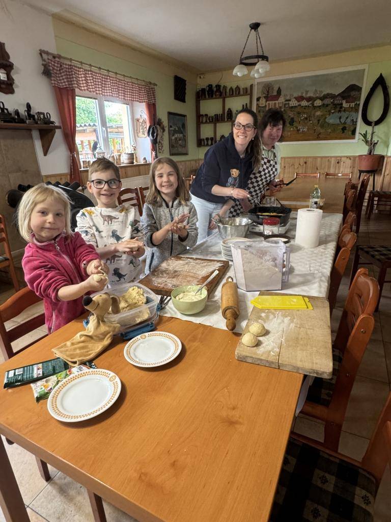 V neděli 25.5.2025 si děti za pomoci dospělých usmažily koblihy v KD.    Jako zpestření jsme dětem malovali na obličej dle jejich přání.  Všichni si to moc užili a těší se na další akci pro malé KUCHTÍKY.