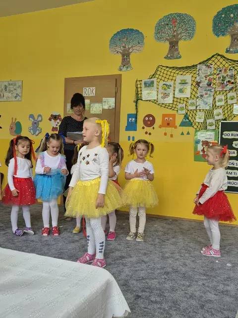 Deti vystúpili na besiedke v krátkom programe básní, piesní a tančekov