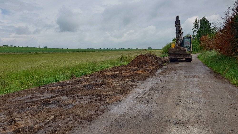 Dobrý den, plocha pro ukládání dřevního odpadu ze zahrad je již uklizená a je možno zde dřevní odpad ukládat. Prosíme o ukládání pouze dřevního odpadu ze zahrad (větve stromů a keřů).  Je zde zákaz ukládat odpad, který nemůže hořet a takzvaný velkoobjemový odpad, který je možno po obdržení poukázky na OÚ odvézt zdarma na sběrný dvůr v Hořiněvsi ( nábytek a podobně). Děkuji Bouček