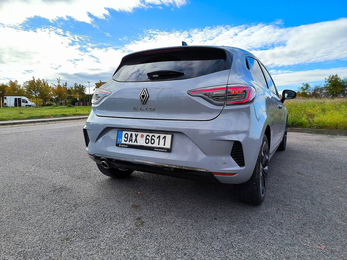 Díky 19 820 prodaným kusům se stal Renault Clio nejprodávanějším autem měsíce dubna v Evropě. V Česku si za stejné období připsal jen 106 registrací, což mu stačilo jen na 42. místo.