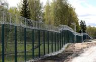 Plot je 3,5 metru vysoký, doplněný metrovým ostnatým drátem, kamerami, senzory, reproduktory a osvětlením. Podle vedení pohraniční stráže je hlavním cílem plotu „kontrola velké masy lidí, kteří by se snažili dostat z Ruska do Finska“.