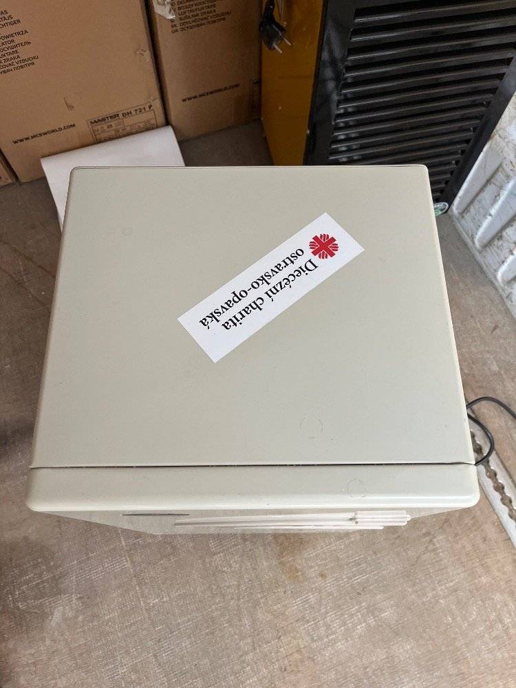 Prosíme občany, kteří ještě vlastní vysoušeče značky Master DH 721 P, aby je vrátili do hasičské zbrojnice v Holčovicích. Uvedené vysoušeče jsou označeny nálepkou Diecézní charita ostravsko-opavská viz foto. Jedná se celkem o 3 chybějící vysoušeče. Zároveň obec postrádá návrácení 2 kusů žlutých wapek značky Kärcher. Wapky byly zapůjčeny Diecézní charitou v originálních krabicích, které jsou označeny DCH0024 viz foto. Vrácení wapek opět do hasičské zbrojnice. Děkujeme.