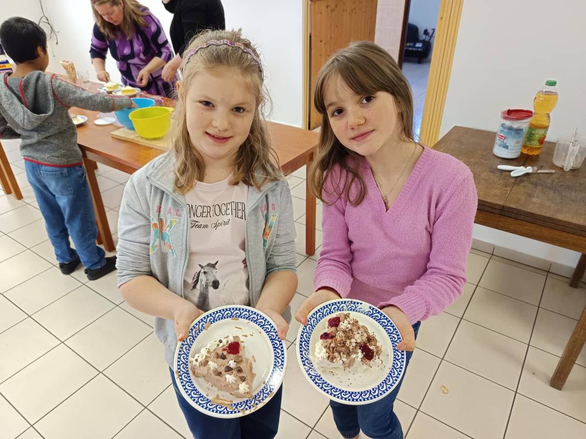 Žáci si ušlehali dortový krém, nasekali čokoládu a ozdobili si dortový korpus. Nakonec si na dortících pochutnali.