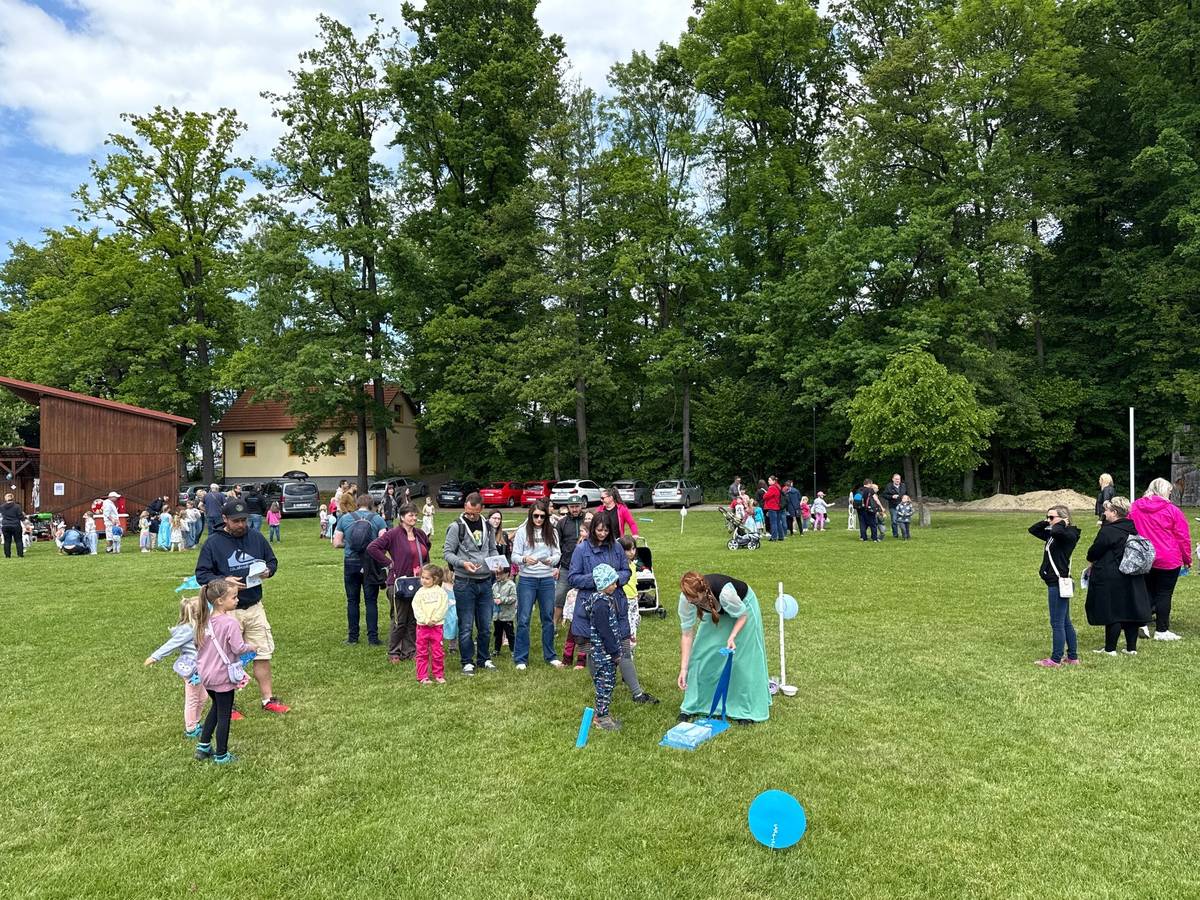 V sobotu 24.5. se ve Vidově pořádal ve sportovním areálu dětský den. Letos byla akce na motivy Ledového království. Dětský den se díky nadšení organizátorů vydařil na výbornou. Pro děti byly připraveny soutěže, drobné upomínkové předměty a malé občerstvení. Akce se zúčastnilo přes 240 dětí z Vidova a okolí. Všem, kteří dětský den pořádali i dalším, kteří pomáhali s organizací patří velký dík za skvělé sobotní odpoledne👍👏👏