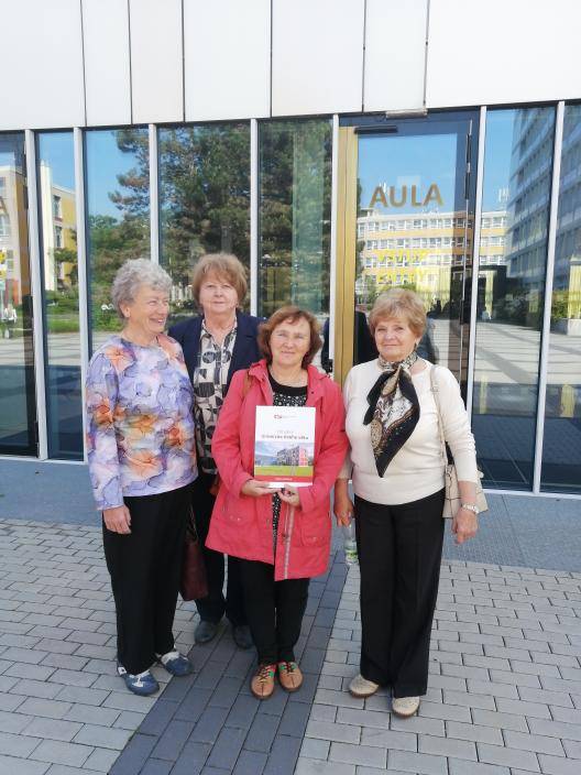 Ve středu 21. května se první absolventky Virtuální univerzity 3. věku z naší obce zúčastnily slavnostní promoce v aule České zemědělské univerzity v Praze.