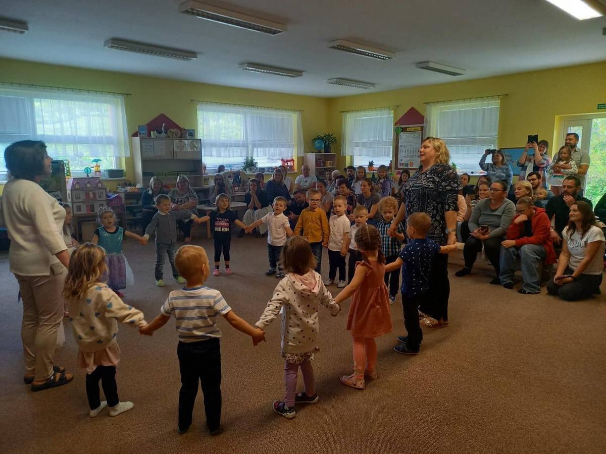 Početné obecenstvo našich maminek, babiček, tatínků, dědečků a dalších milých hostů.