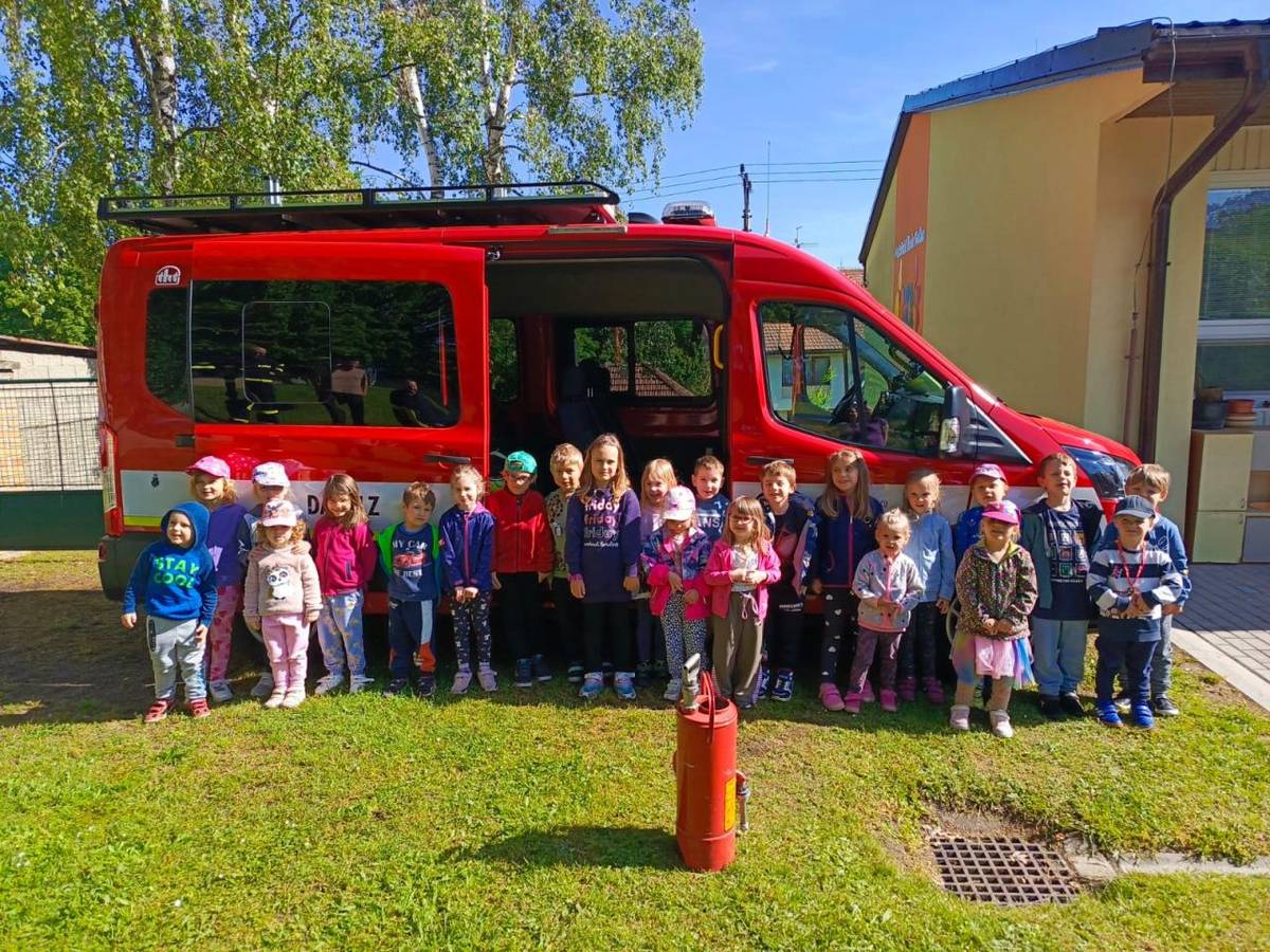 Nácvik požární evakuace dětí z MŠ a ukázka hasičského auta.