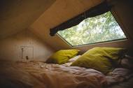 Ze střešního okna můžete zase přímo z postele pozorovat oblohu.