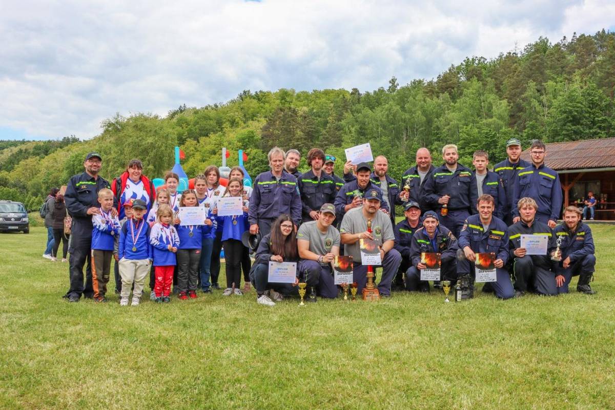 Obec Hlince děkuje všem hasičům, kteří se v sobotu 24. května 2025 v prostoru vodáckého tábořiště „U Potůčků“ u Berounky sportovně utkali o putovní cenu - Zlatou proudnici, a že za podpory jejich příznivců a kamarádů letos doputovala opět do Hlinců.