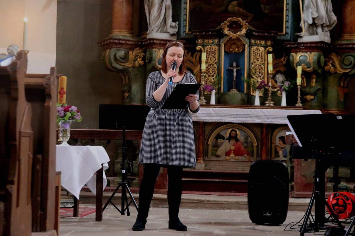 koncert v kostele, občerstvení před kostelem, výstava fotografií, divadlo, program pro děti