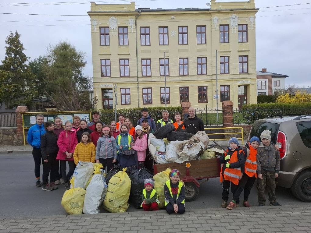 Více než 20 nadšenců se sešlo v sobotu 5.dubna před obecním úřadem. Počasí bylo spíše chladné, ale i tak prošli všechny příkopy příjezdových cest do Dolních Životic a také železniční trať na území obce. Odměnou jim byl pocit z dobře odvedené práce..