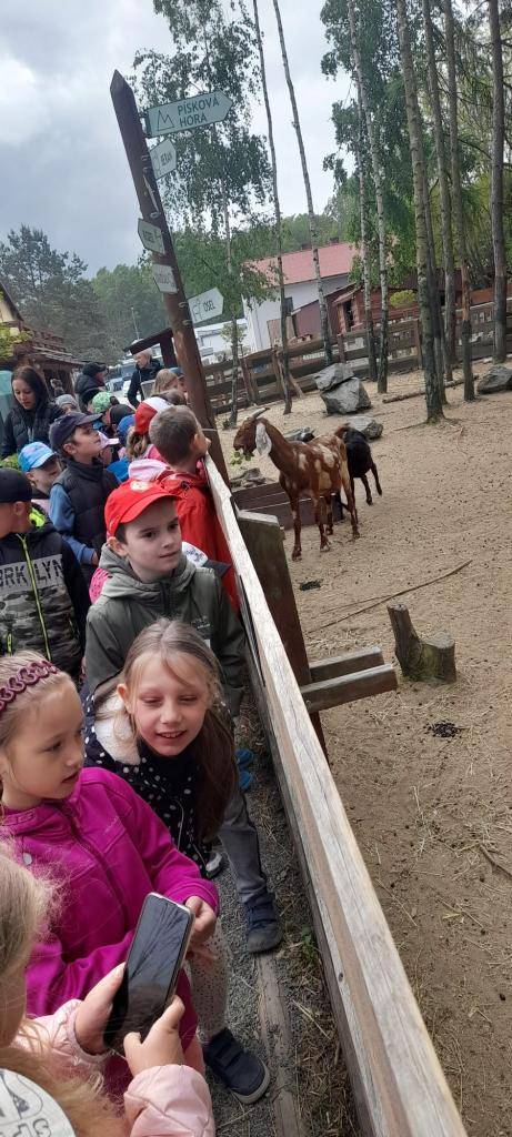 Prvňáčkové se vypravili na společný výlet.