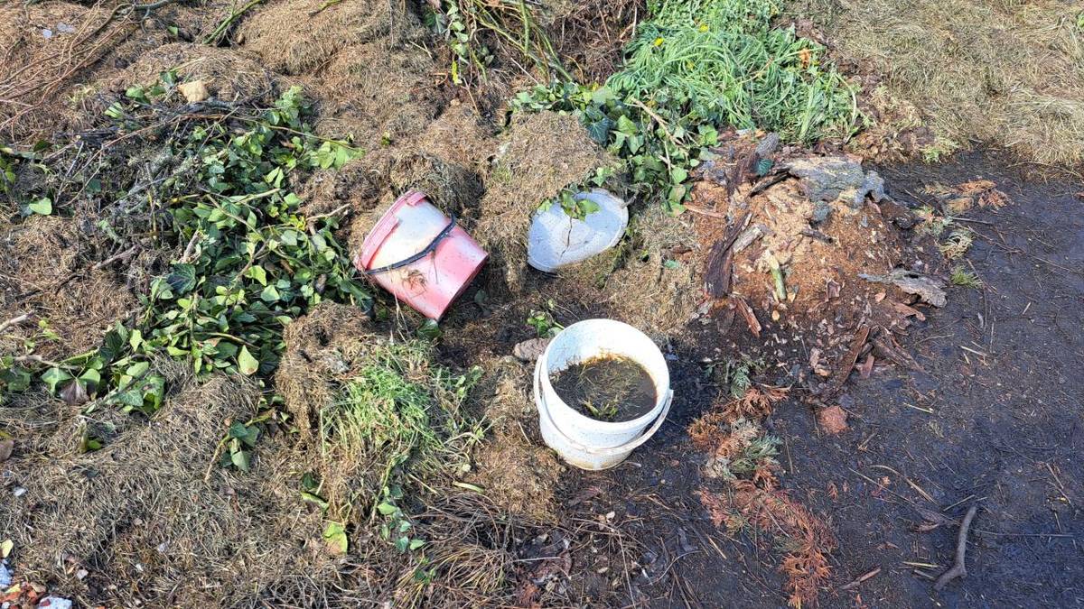 a kompost patří jen zahradní odpad (tráva, květiny,listí)  Jinak bude toto místo pro veřejnost uzavřeno.