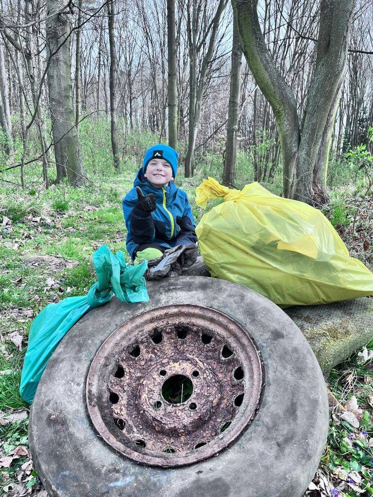 V sobotu 5. dubna jsme opět vyrazili do bítovského přilehlého okolí (les a příkopy). Ačkoliv předpovědi počasí byly všelijaké, nakonec ani větrné počasí neodradilo skupinky lidí vyrazit s pytli v rukou ulevit naší přírodě, a tak zvelebit naše okolí.