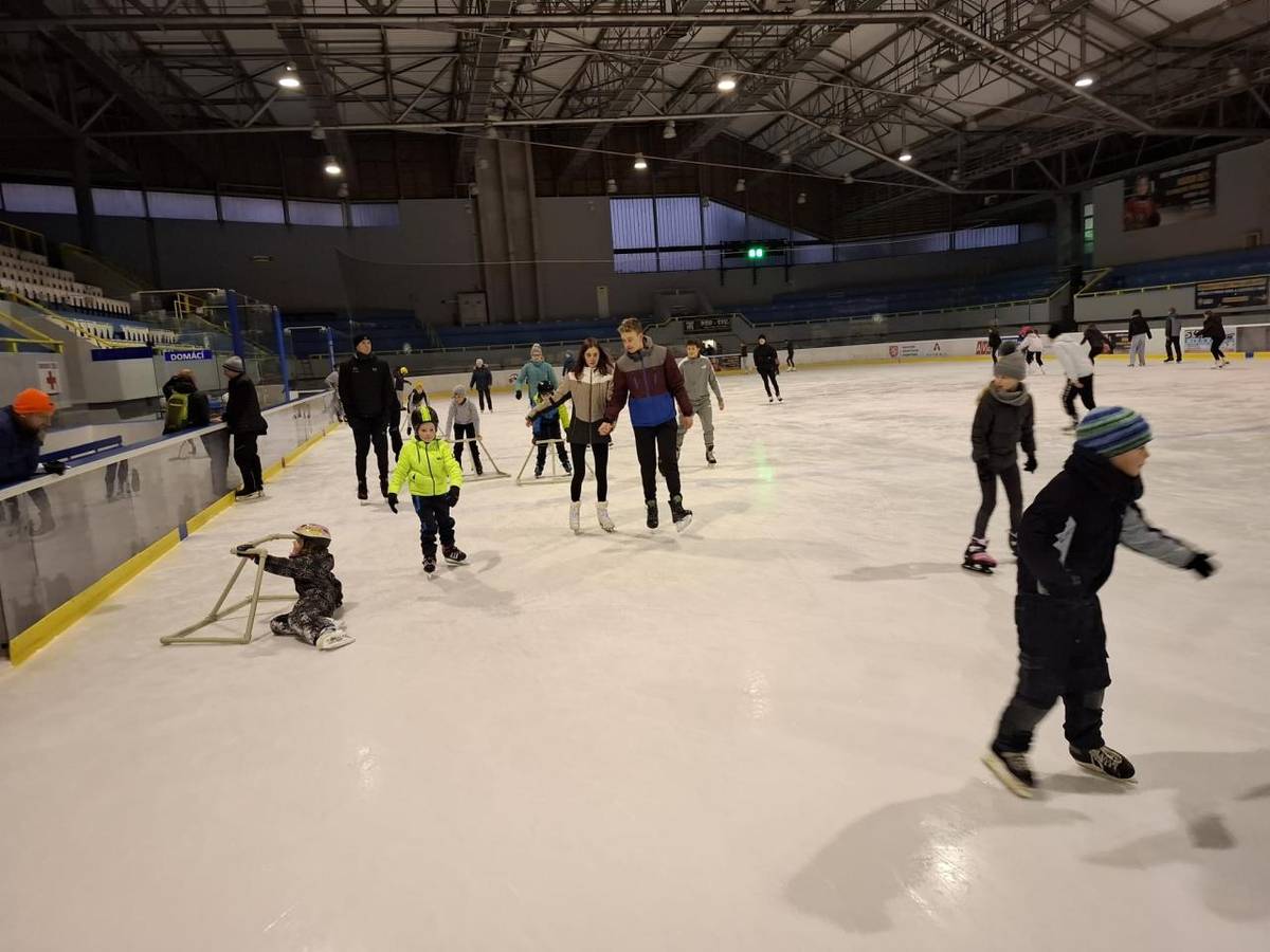 Na přelomu roku (30.12.2024) se na zimním stadionu ve Studénce potkalo na ledě na 52 bruslařů a bruslařek.  Velkých i malých. Bylo to prima společně strávené odpoledne v pohybu.