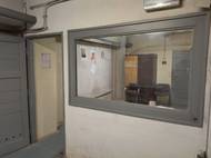 Místnost velitele krytu civilní obrany s průzorem do prostor, které měly mimo jiné sloužit jako operační sál