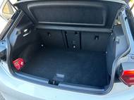 Do kufru se vejde 385 litrů.