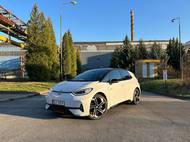 Nabíjí se výkonem 185 kW, což je víc než ostatní verze (170 kW).