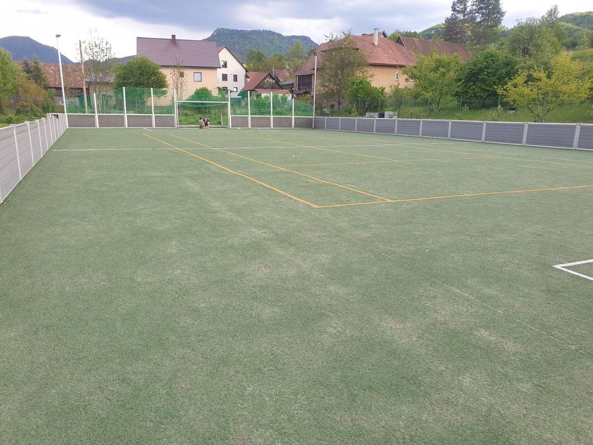 V mesiaci máj sa nám podarilo zrealizovať komplexnú údržbu multifunkčného ihriska pri našej základnej škole. Ihrisko bolo celé roky len využívané bez zásadnej údržby.