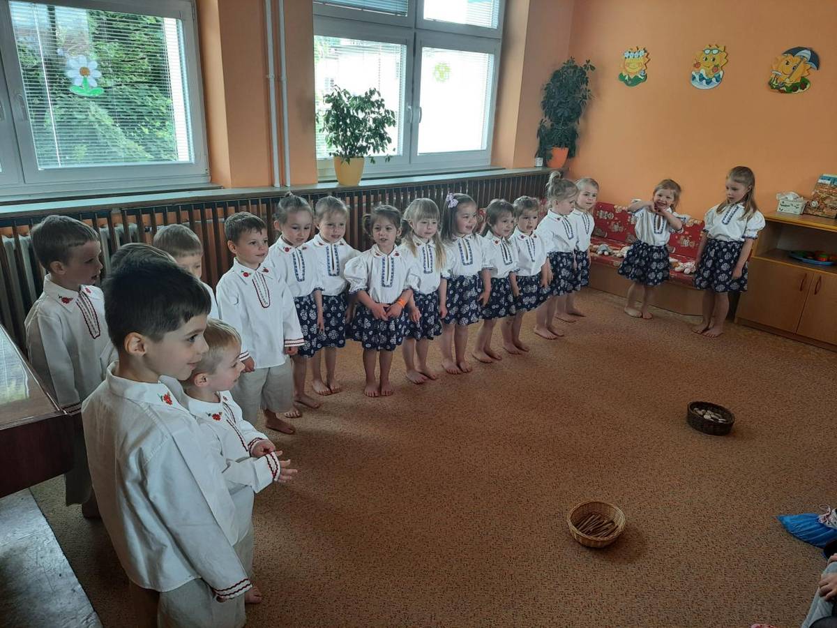 Děti ze třídy Kuřátek pro maminky nacvičily pásmo básniček a písniček. Nechyběly ani tanečky.