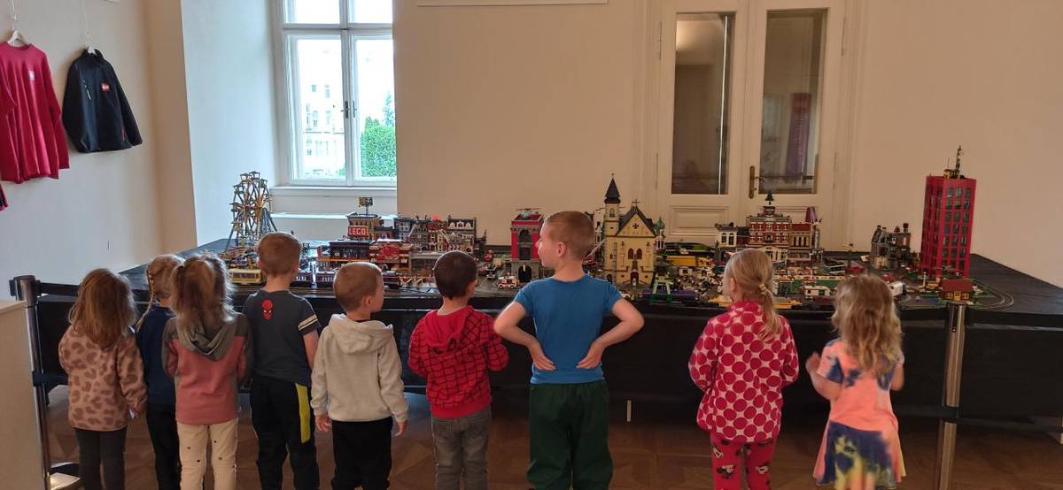 Na zámku v Holešově probíhá jedinečná výstava, kde si děti mohou postavit své výtvory z Lega a navštívit interaktivní část zaměřenou na Vesmír.