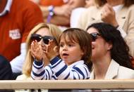 Ale "Rafa junior" pochopil, že tatínkovi se sluší za jeho kariéru zatleskat.