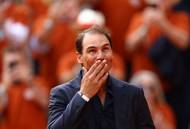 Pak přišel sám antukový král. Nejprve posílal publiku polibky...