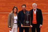 Ředitelka turnaje Amelie Mauresmová pak předala Nadalovi čestnou plaketu.