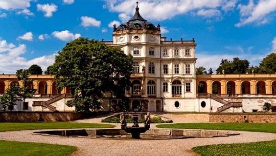 Vážení občané, Pečovatelská služba Zásmuky pořádá ve čtvrtek 19. 6. 2025 výlet na zámek Ploskovice. Odjezd je od pečovatelské služby v 7.30 hodin, návrat bude v odpoledních hodinách. Cena zájezdu je 300 Kč - částka se hradí předem. Zájemci se mohou přihlásit v pečovatelské službě osobně, nebo na telefonním čísle 602 628 580.