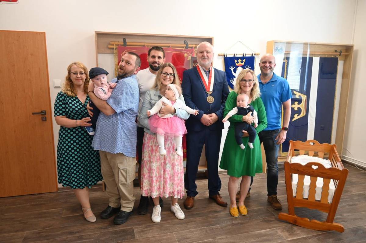 V naší obci se konalo slavnostní Vítání Občánků, kde děťátka přivítal starosta a děti z místní školy, které si připravily krásné vystoupení. Rodiče obdrželi pamětní knížku, medaili a peněžní dar.