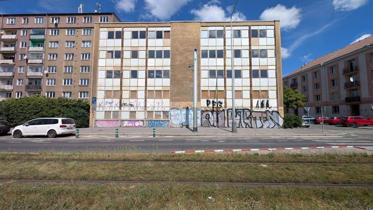 Praha 10 vyhlašuje veřejnou soutěž na prodej souboru nemovitostí v lokalitě Strašnice, konkrétně bytového komplexu v ulicích Černokostelecká a Malínská. Jedná se o sedm pozemků včetně tří prázdných ...