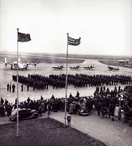 Návrat československých letců na Ruzyňské letiště, Praha, 18. srpna 1945. Slavnostní ceremoniál s vojáky v řadách.